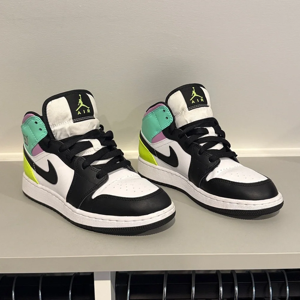 Jordan Kids Sneakers in Pastel and Black - Picture 4 of 7